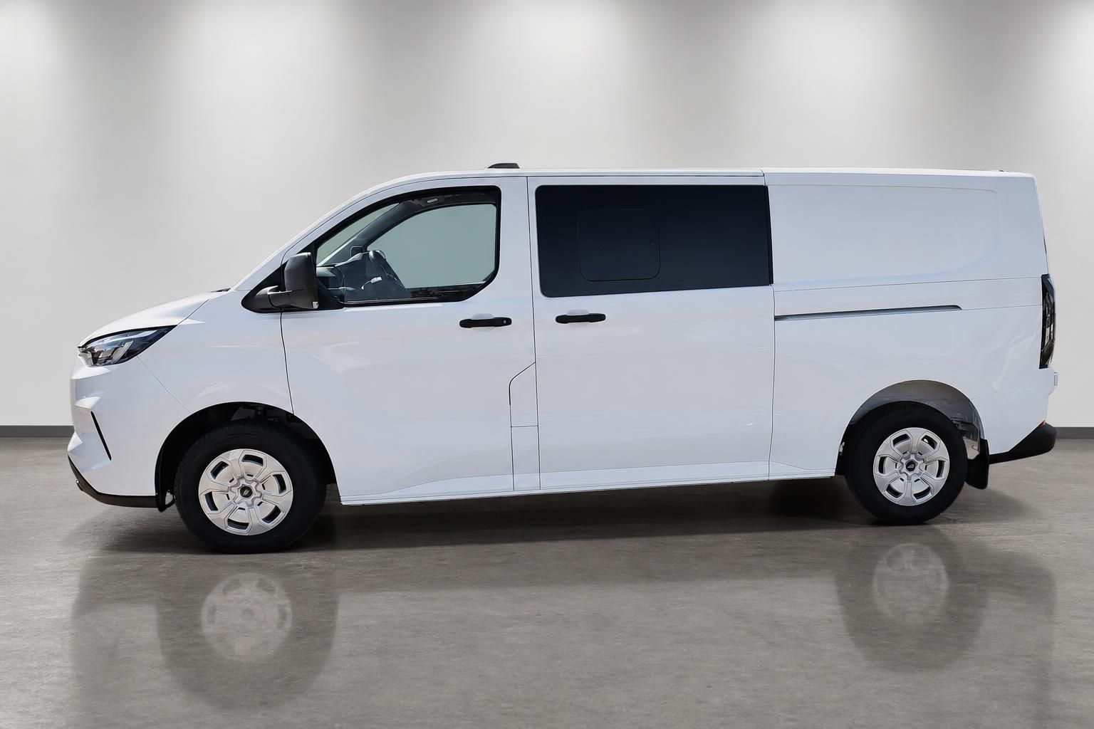 Ford Transit Custom weiß, Seitenansicht im Studio