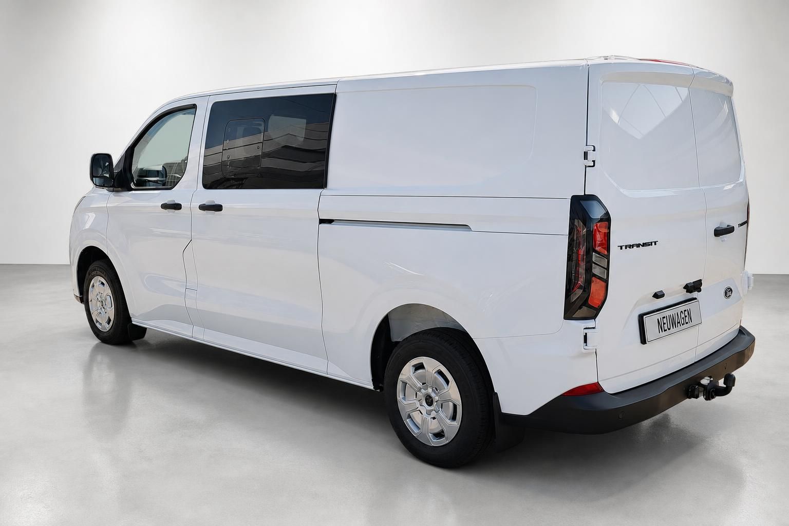 Ford Transit weiß, Heckansicht schräg im Studio
