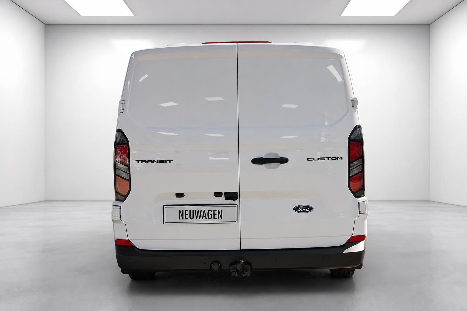 Ford Transit Custom Kastenwagen weiß, Heckansicht im Studio