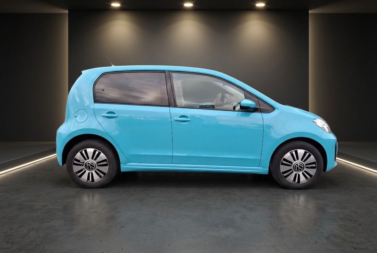 Volkswagen e-up! in Türkis/Hellblau – Seitenansicht im Showroom