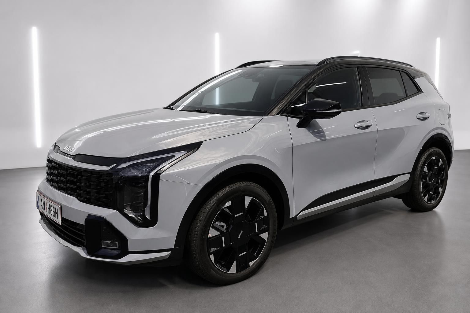 Kia Sportage Silber, Frontansicht schräg im Studio
