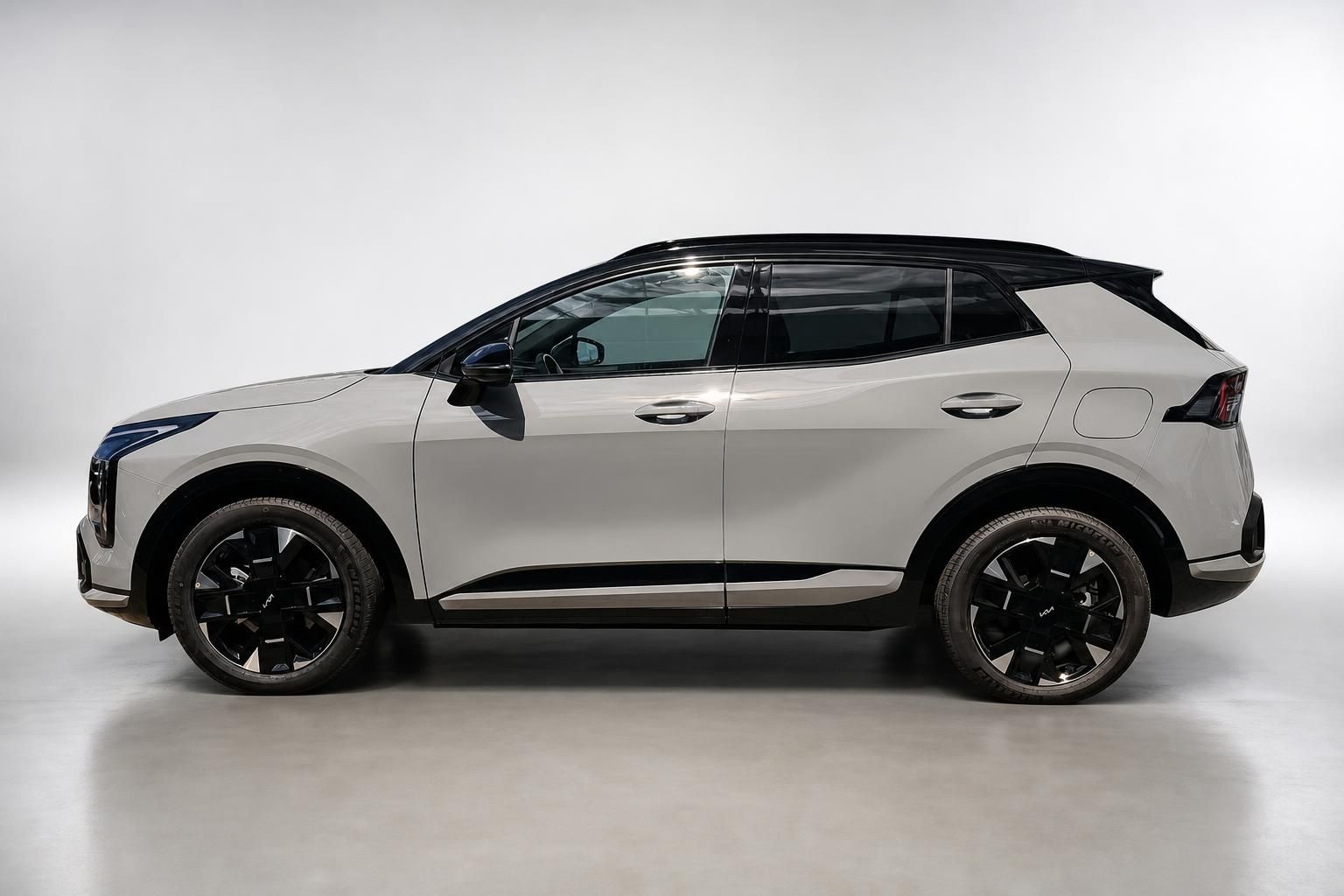 Kia Sportage in Weiß, Seitenansicht im Fotostudio