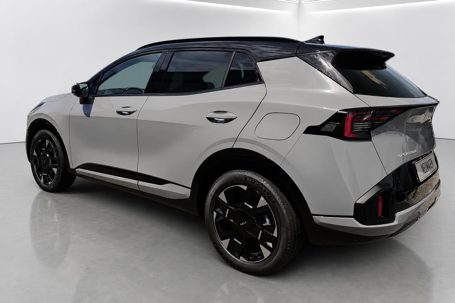 Kia Sportage in Weiß, Seitenansicht hinten im Studio