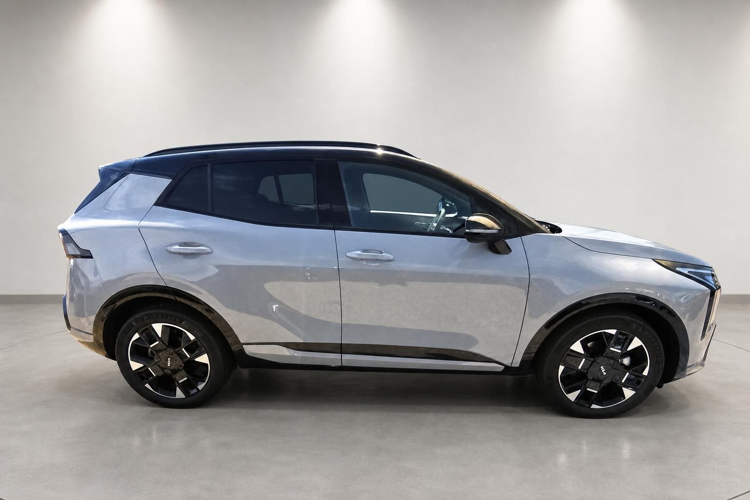 Kia Sportage in Silber, Seitenansicht im Autohaus