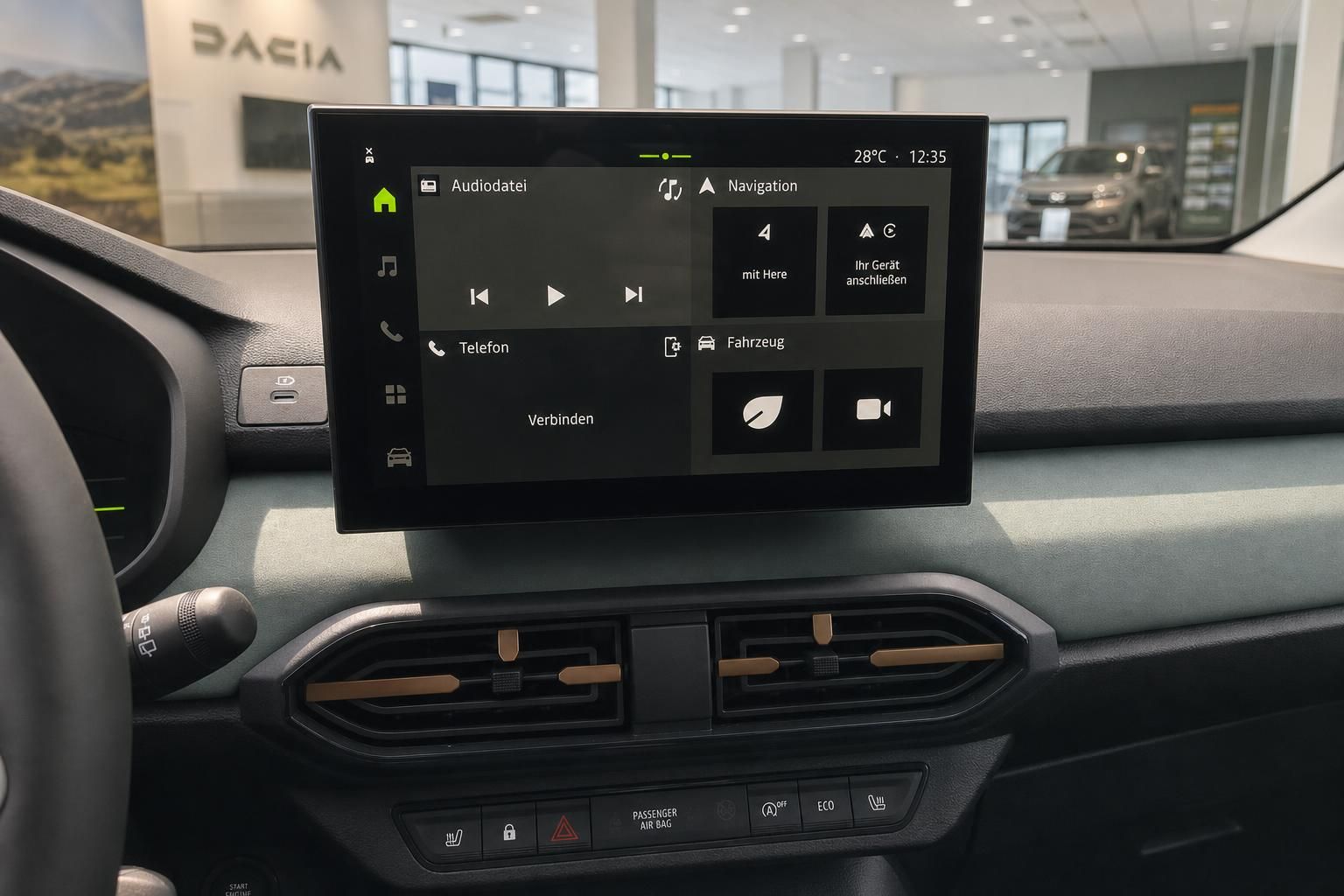 Dacia Touchscreen Infotainmentsystem im Fahrzeug Detailansicht