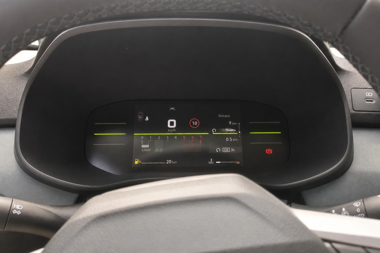 Digitales Kombiinstrument mit Tempomat und Verbrauchsanzeige im Fahrzeug