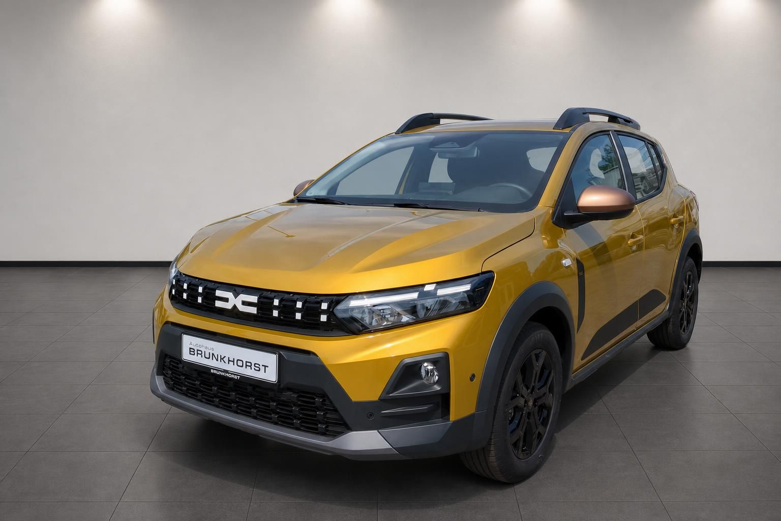 Dacia Sandero Stepway in Gelb, Frontansicht schraeg im Autohaus