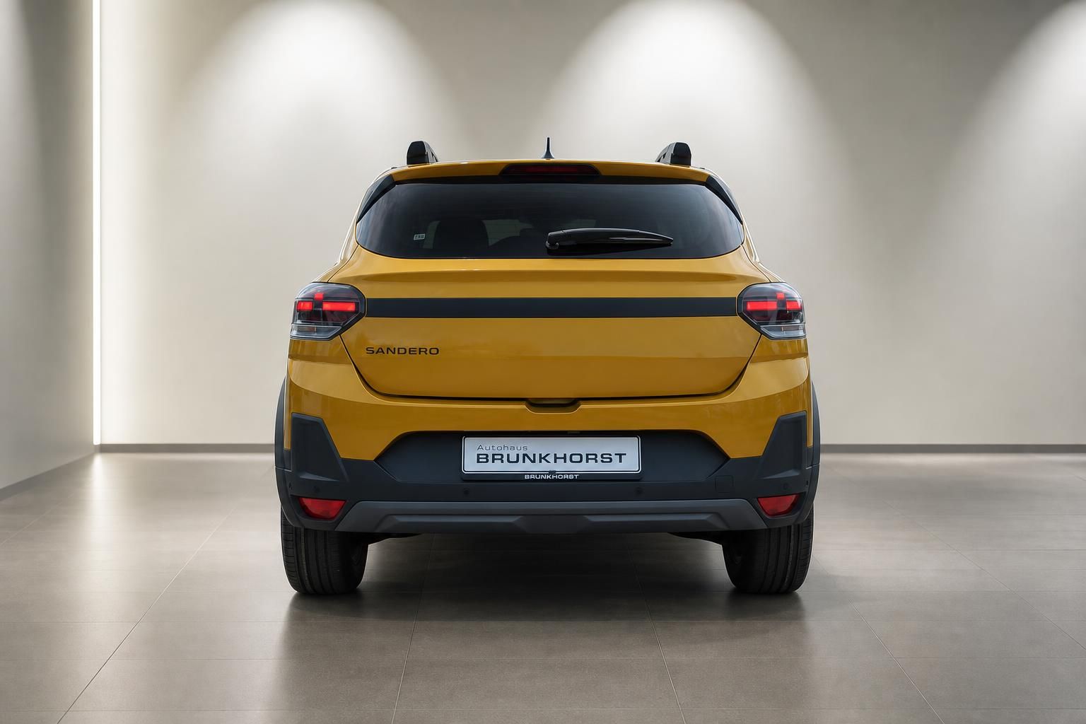 Dacia Sandero Stepway in Gelb, Heckansicht mit Ruecklichtern