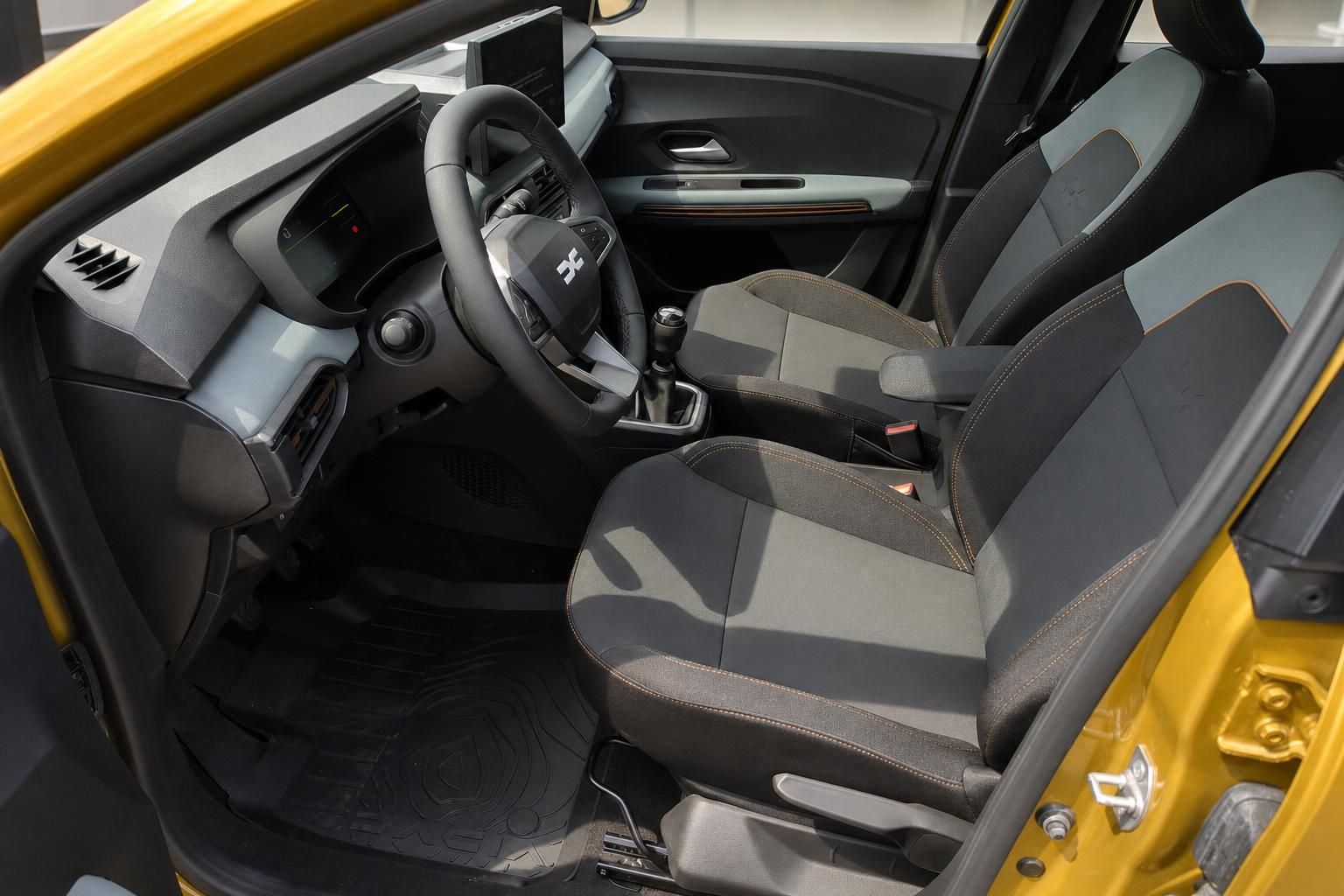Dacia Sandero Innenraum, Vordersitze und Armaturenbrett im Detail