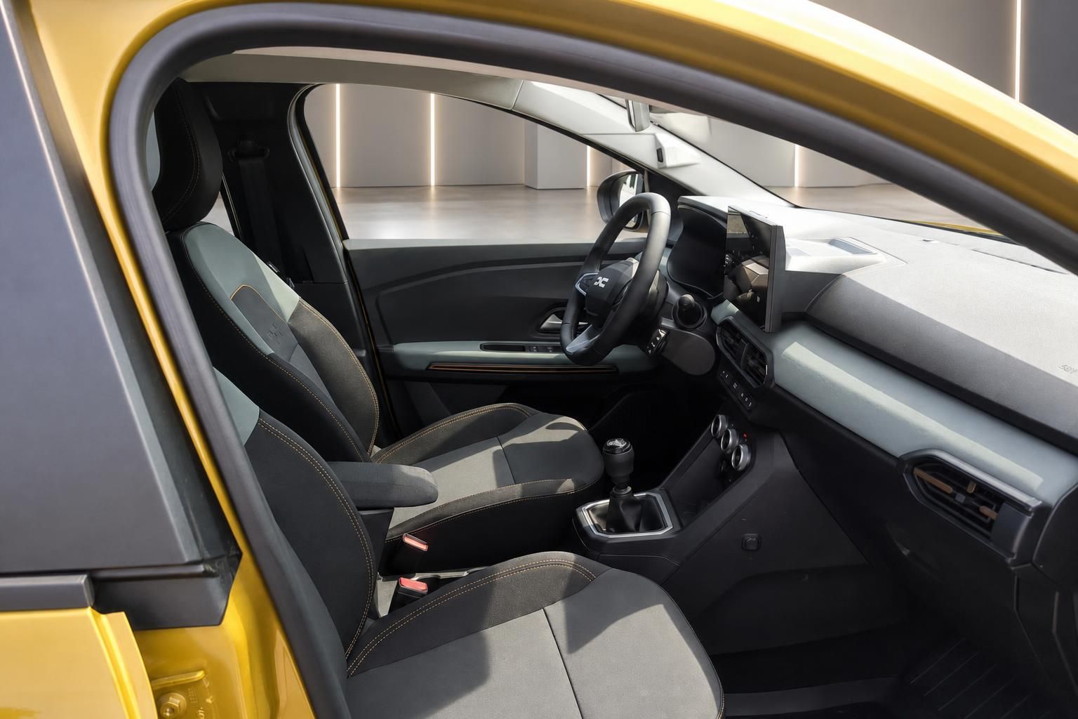 Dacia Innenraum mit Sportsitzen und Lenkrad in Gelb