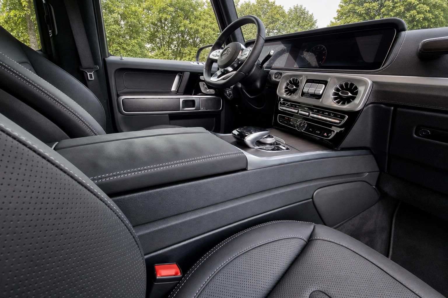 Mercedes-Benz G-Klasse Cockpit und Vordersitze in schwarzem Leder mit modernem Infotainment