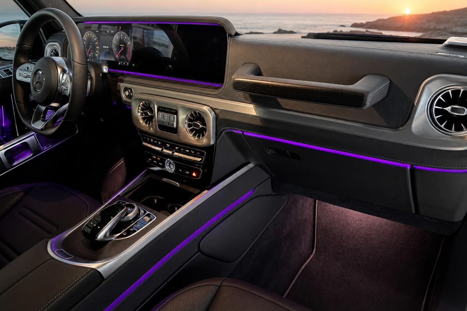 Modernes Fahrzeug-Cockpit mit violetter Ambientebeleuchtung und hochwertigem Infotainment-Display