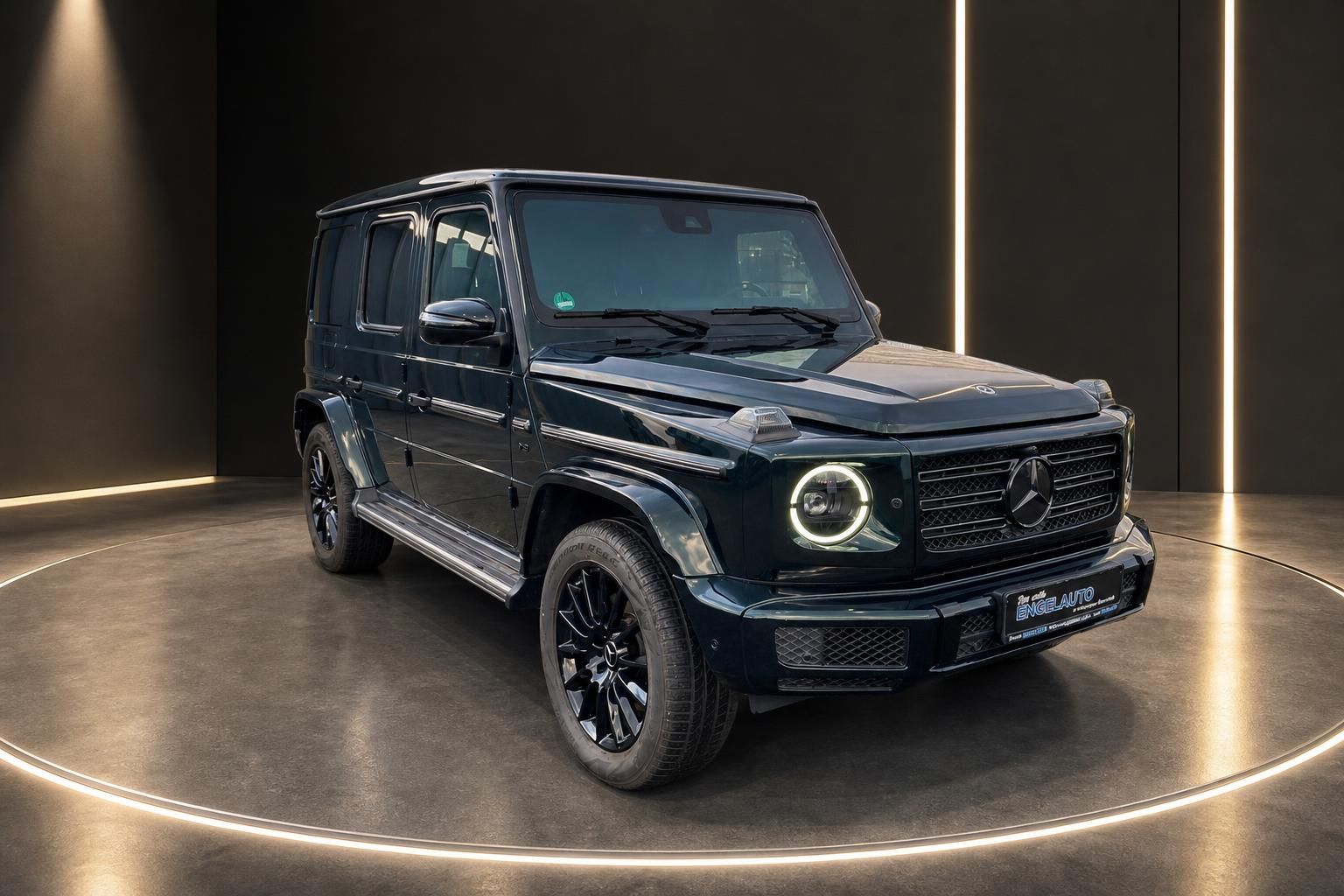 Mercedes G-Klasse SUV in dunkelblau im Showroom - Luxus Geländewagen kaufen