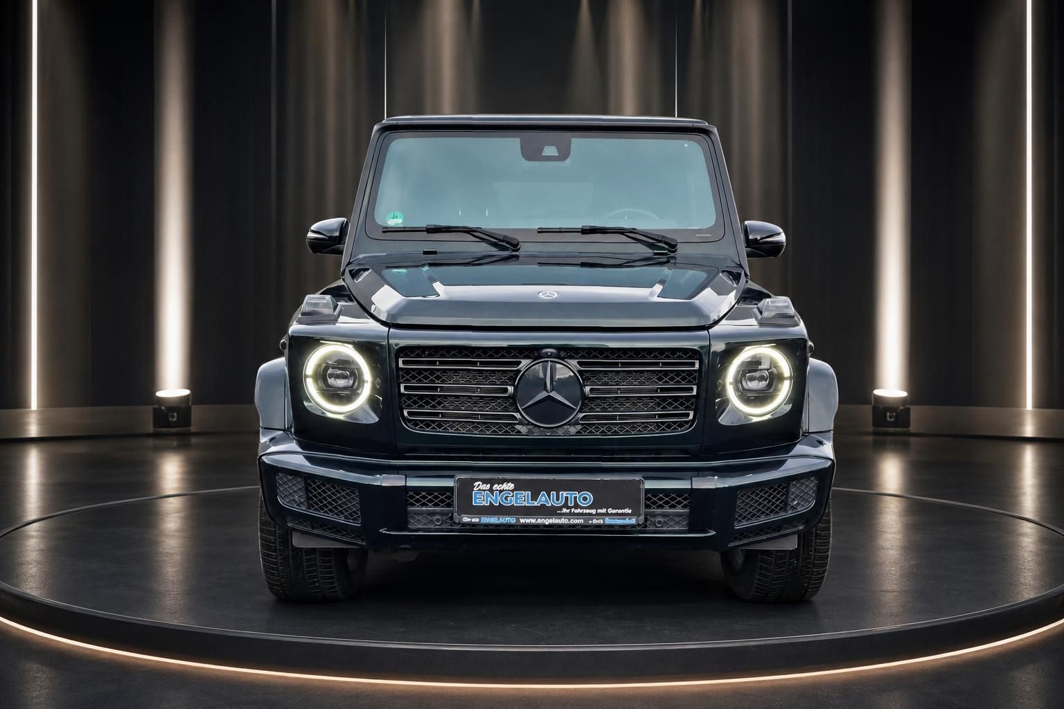 Mercedes G-Klasse Frontansicht mit Mercedes-Stern - dunkelblauer Geländewagen im Studio
