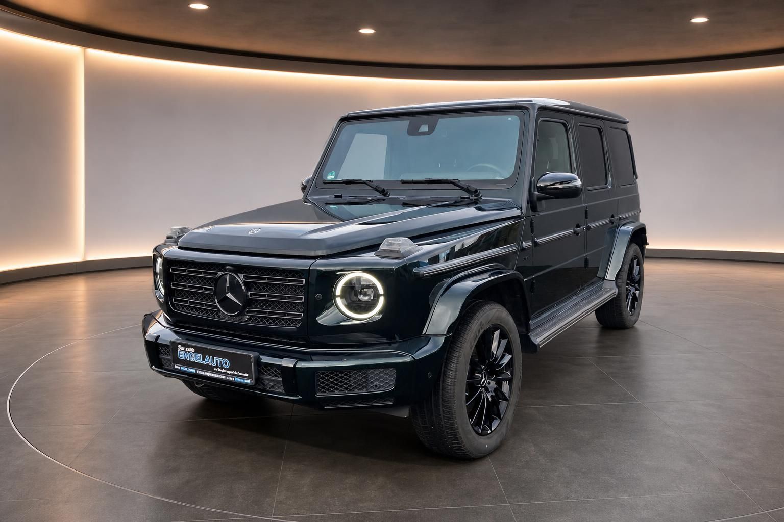 Mercedes G-Klasse Frontansicht in dunkelblau - Premium SUV mit LED-Scheinwerfern