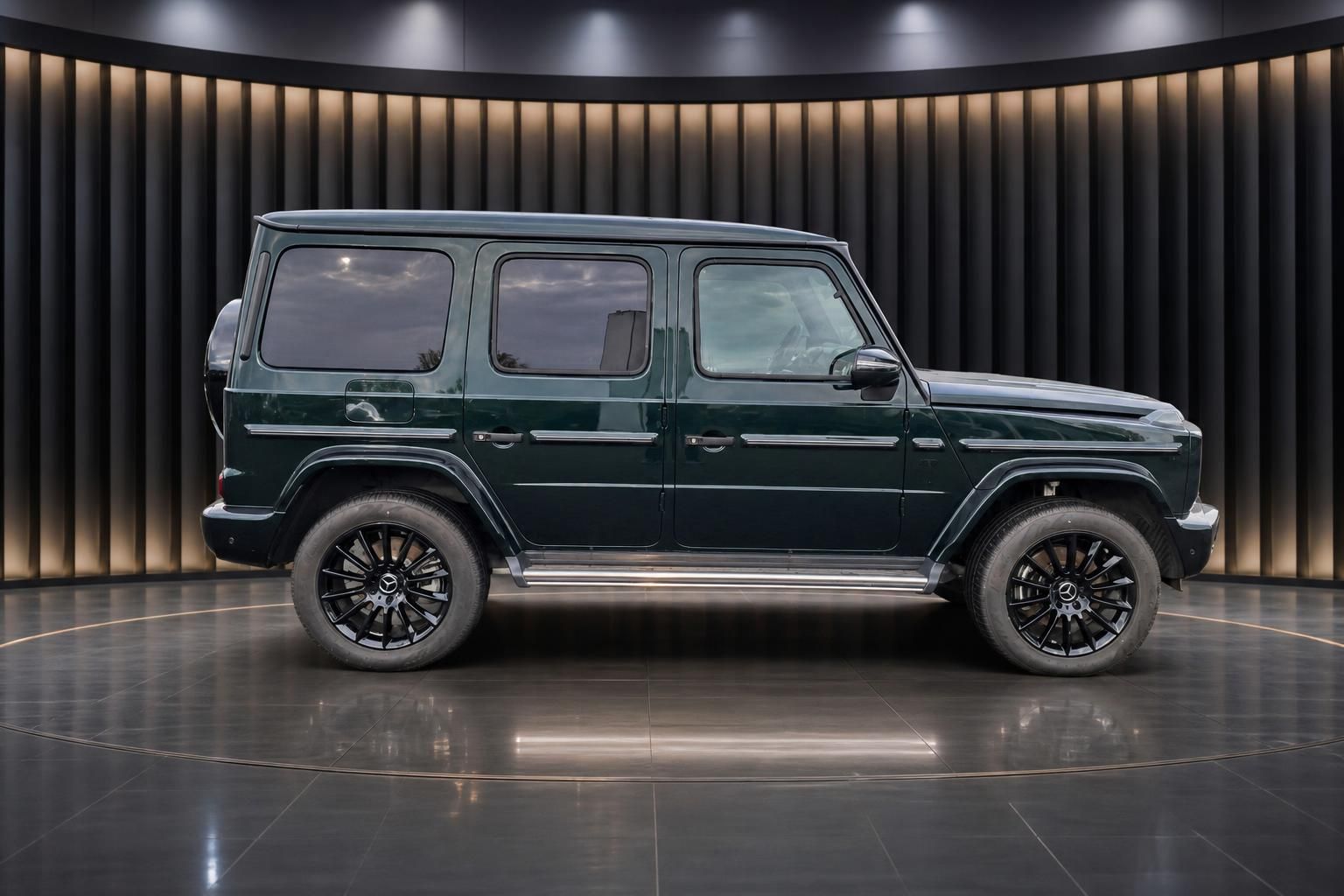 Mercedes G-Klasse Seitenansicht in dunkelblau - Luxus SUV mit schwarzen Felgen