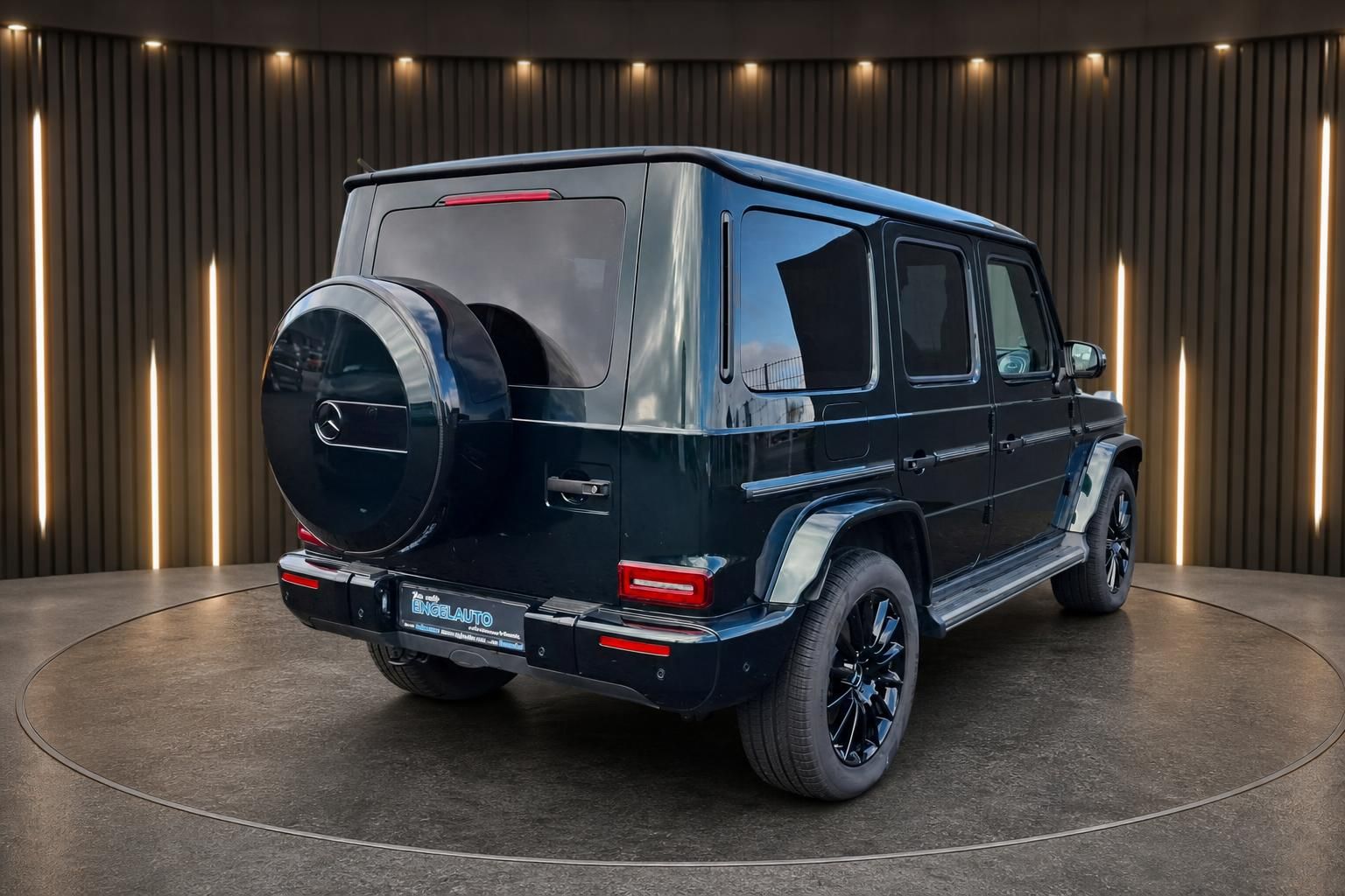 Mercedes G-Klasse Heckansicht in dunkelblau - Premium Geländewagen mit Ersatzrad