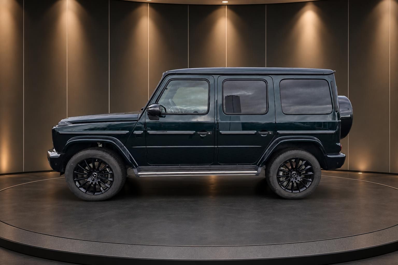 Mercedes-Benz G-Klasse Seitenansicht in dunkelblauem Metallic mit schwarzen Felgen im Showroom