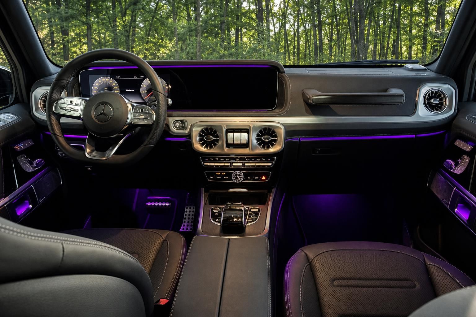 Mercedes-Benz G-Klasse Innenraum mit braunen Ledersitzen und violetter Ambientebeleuchtung