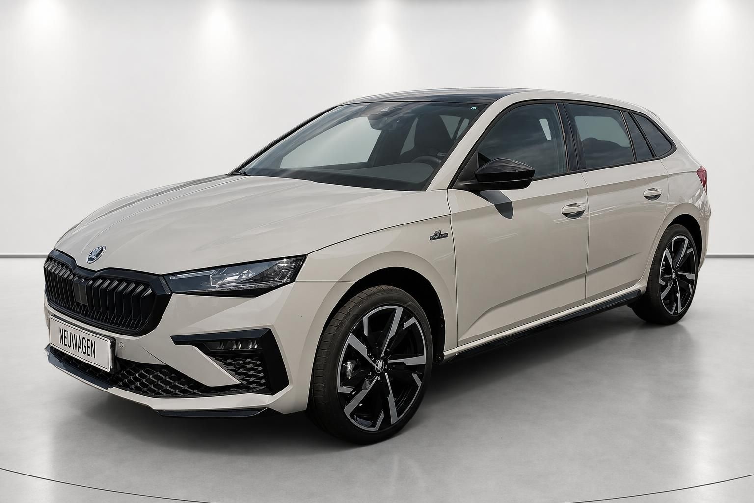 Skoda Scala Kombi in Beige, Frontansicht schraeg im Studio