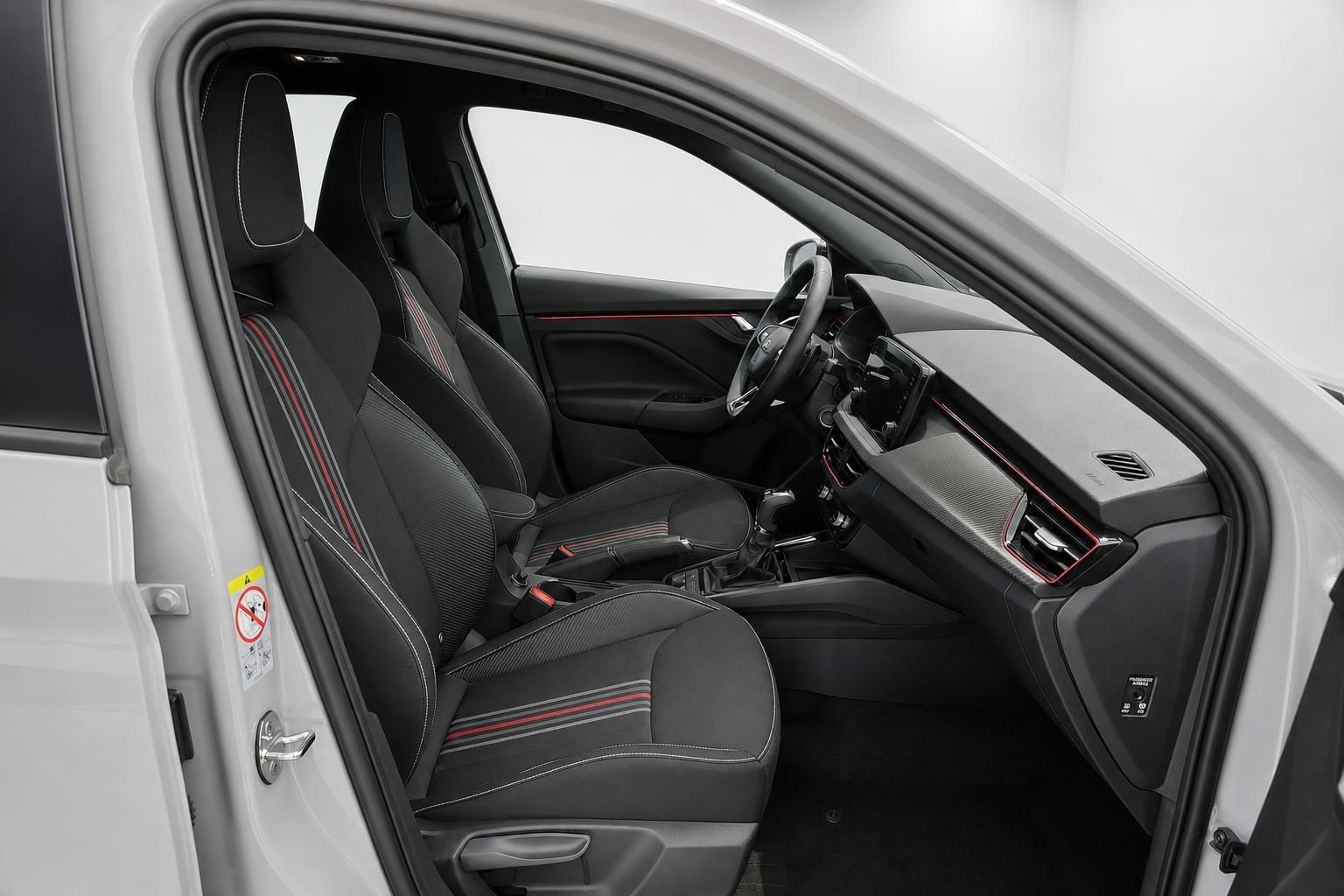 Skoda Fahrerseite Innenraum mit Cockpit und Sportsitzen