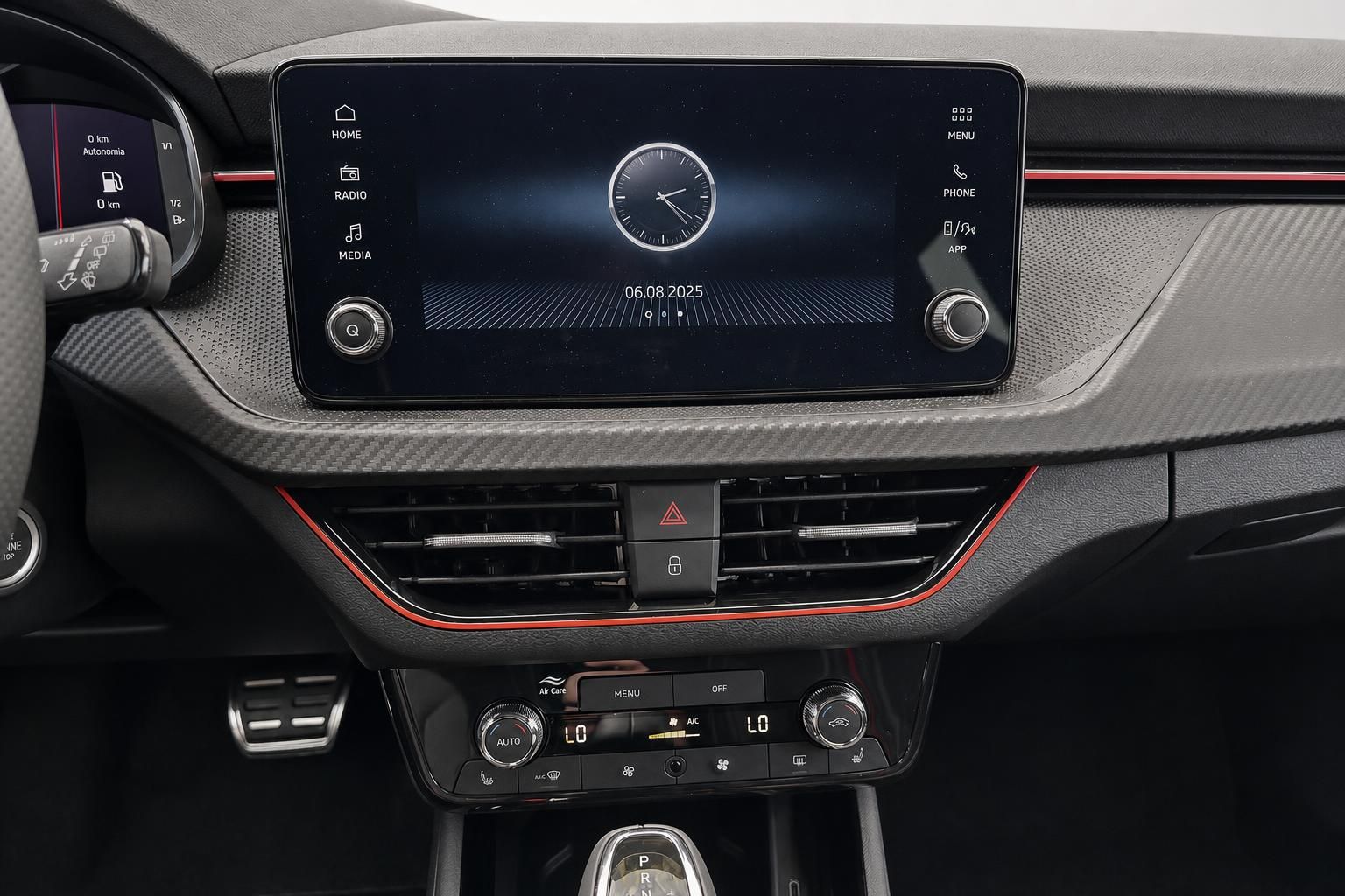 Skoda Touchscreen Infotainment mit Uhr und Klimabedienung