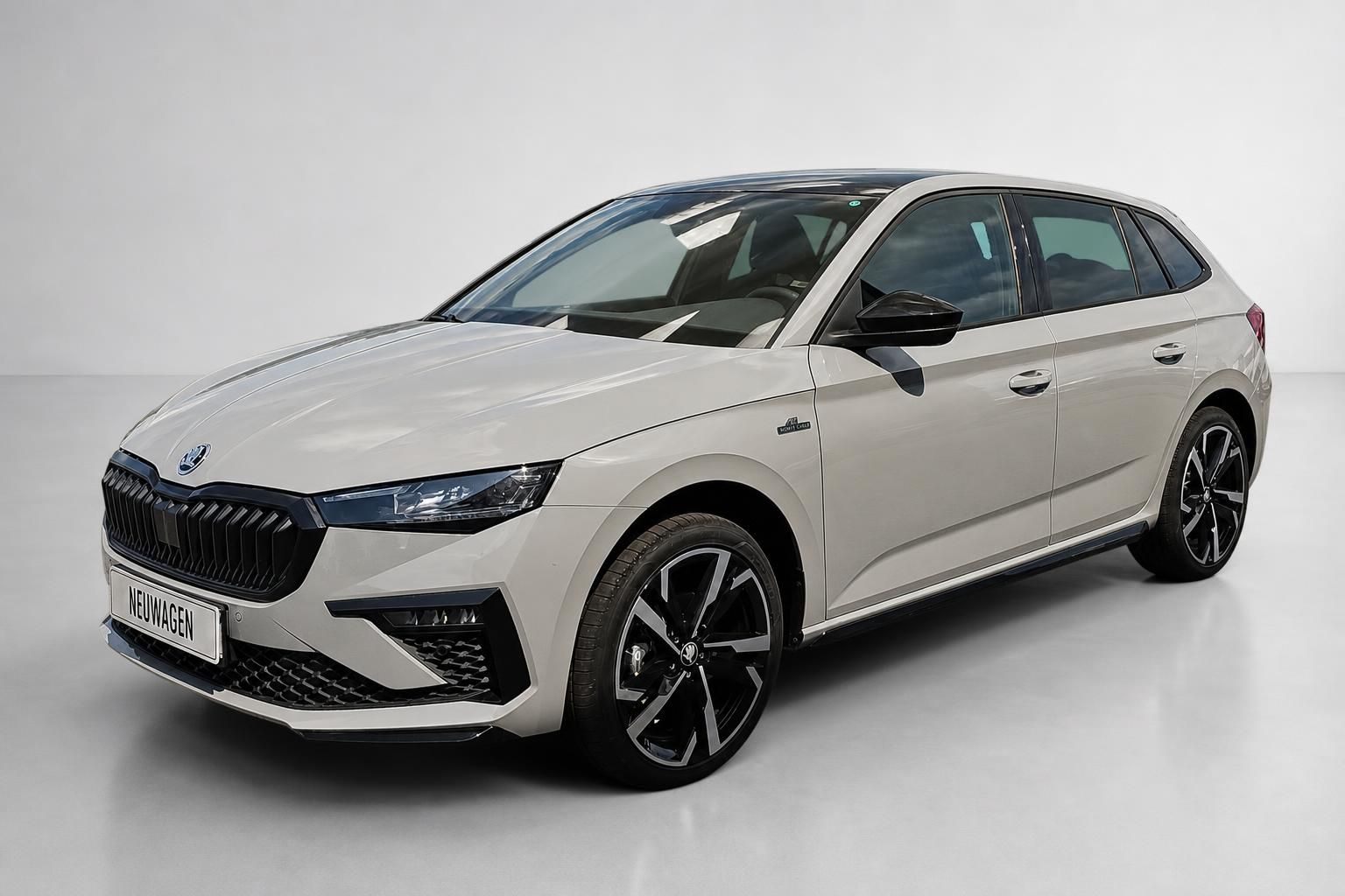 Skoda Scala in Beige Metallic, Frontansicht schraeg, Neuwagen im Studio