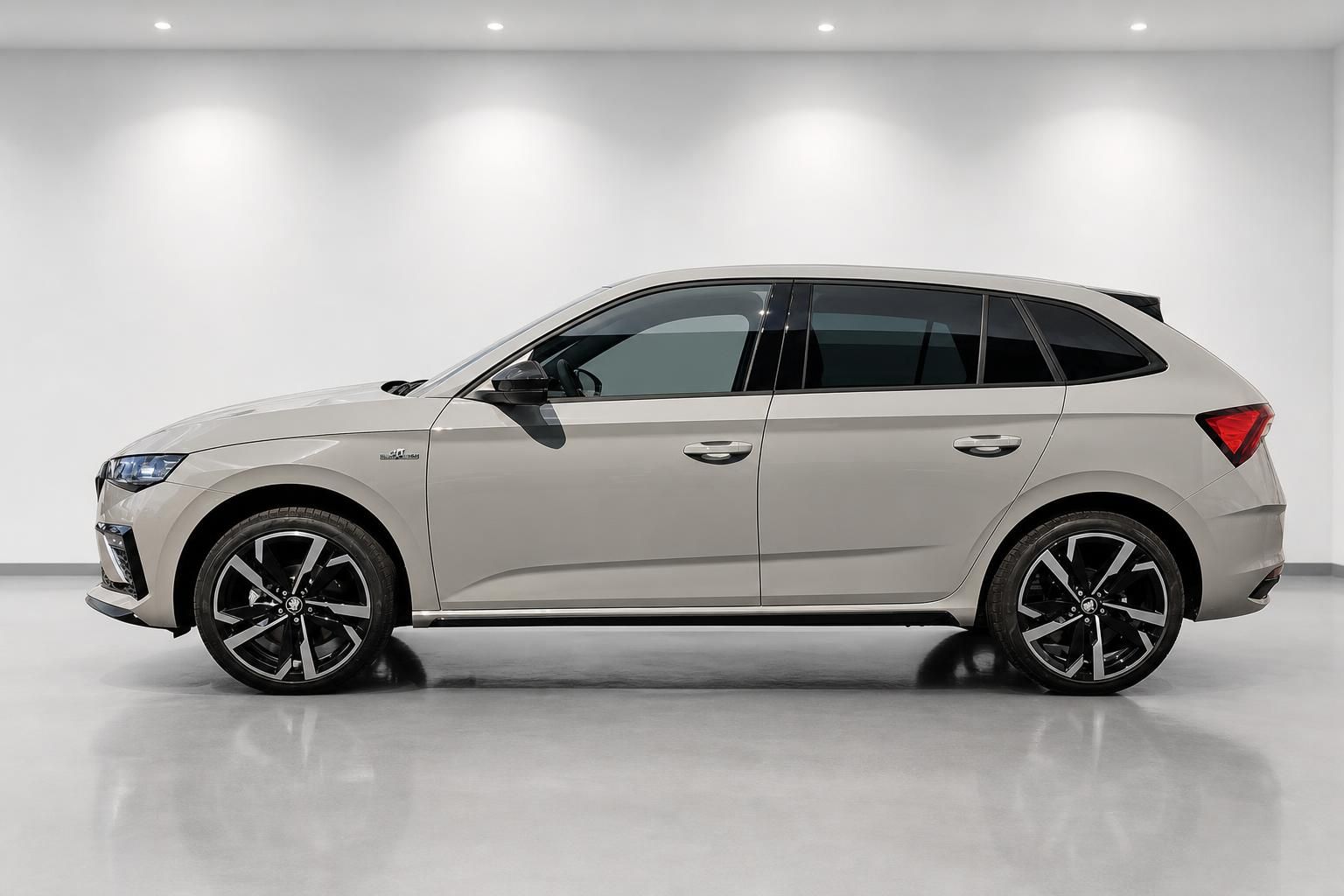 Skoda Scala in Beige Metallic, Seitenansicht, Neuwagen im Studio