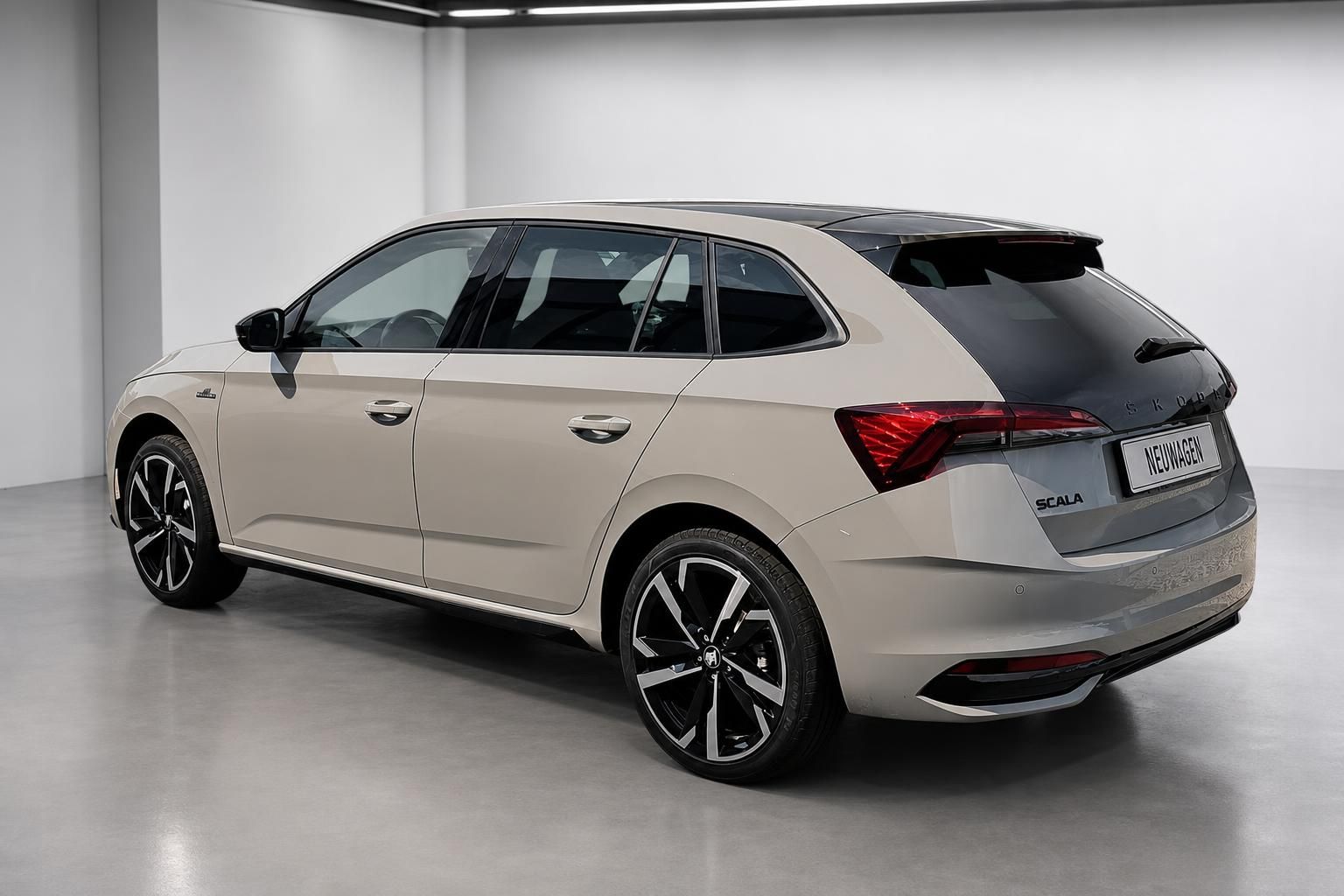Skoda Scala in Beige Metallic, Heckansicht schraeg, Neuwagen im Studio