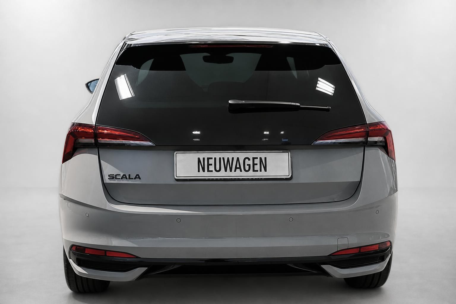 Škoda Scala in Silber, Heckansicht im Studio