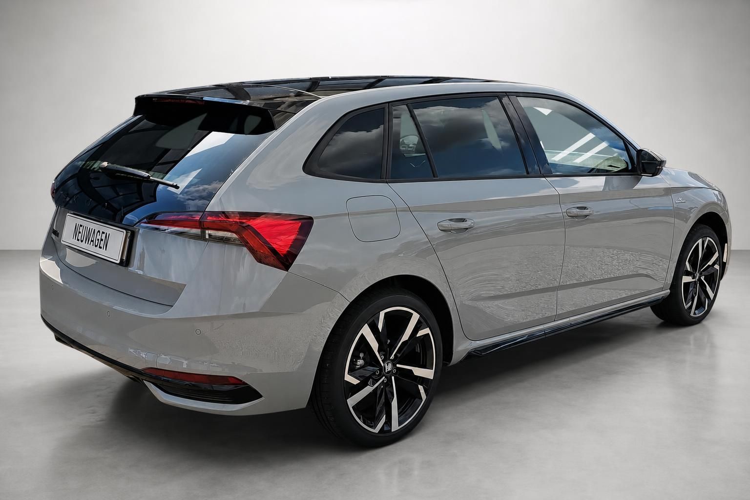 Škoda Scala Silber, Heck-Seitenansicht mit Panoramadach