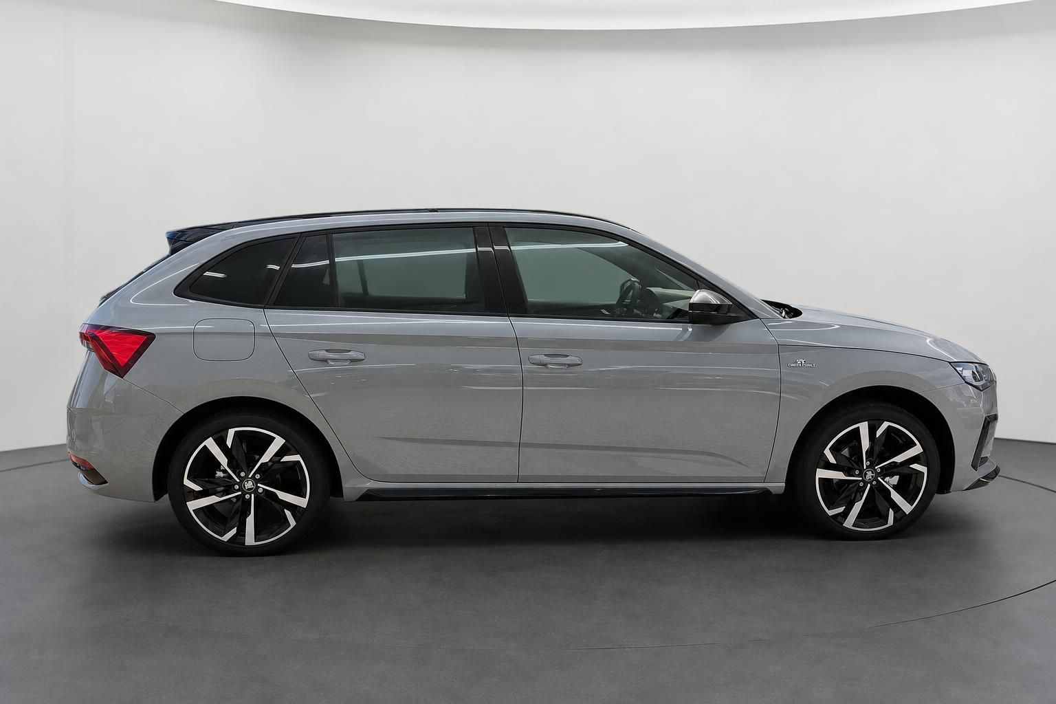 Škoda Scala in Silber, Seitenansicht im Studio
