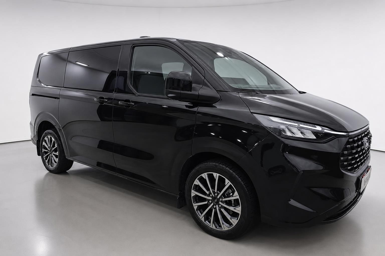 Ford Tourneo Custom schwarz, Frontansicht schraeg, Neuwagen