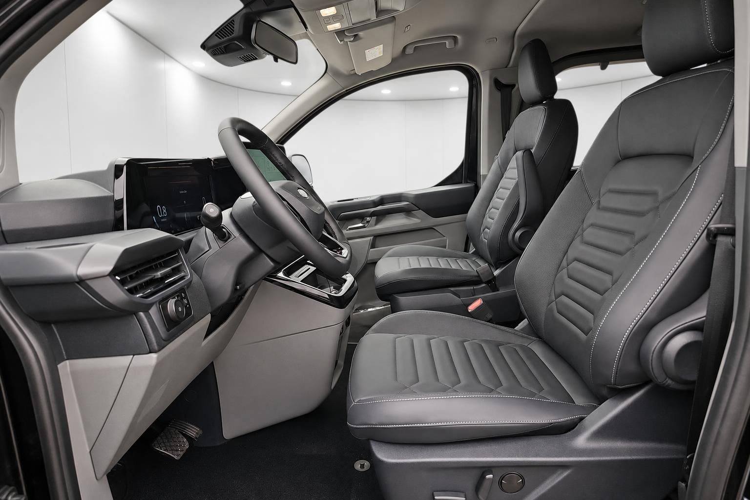 Innenraum Ford Van mit Ledersitzen und modernem Cockpit