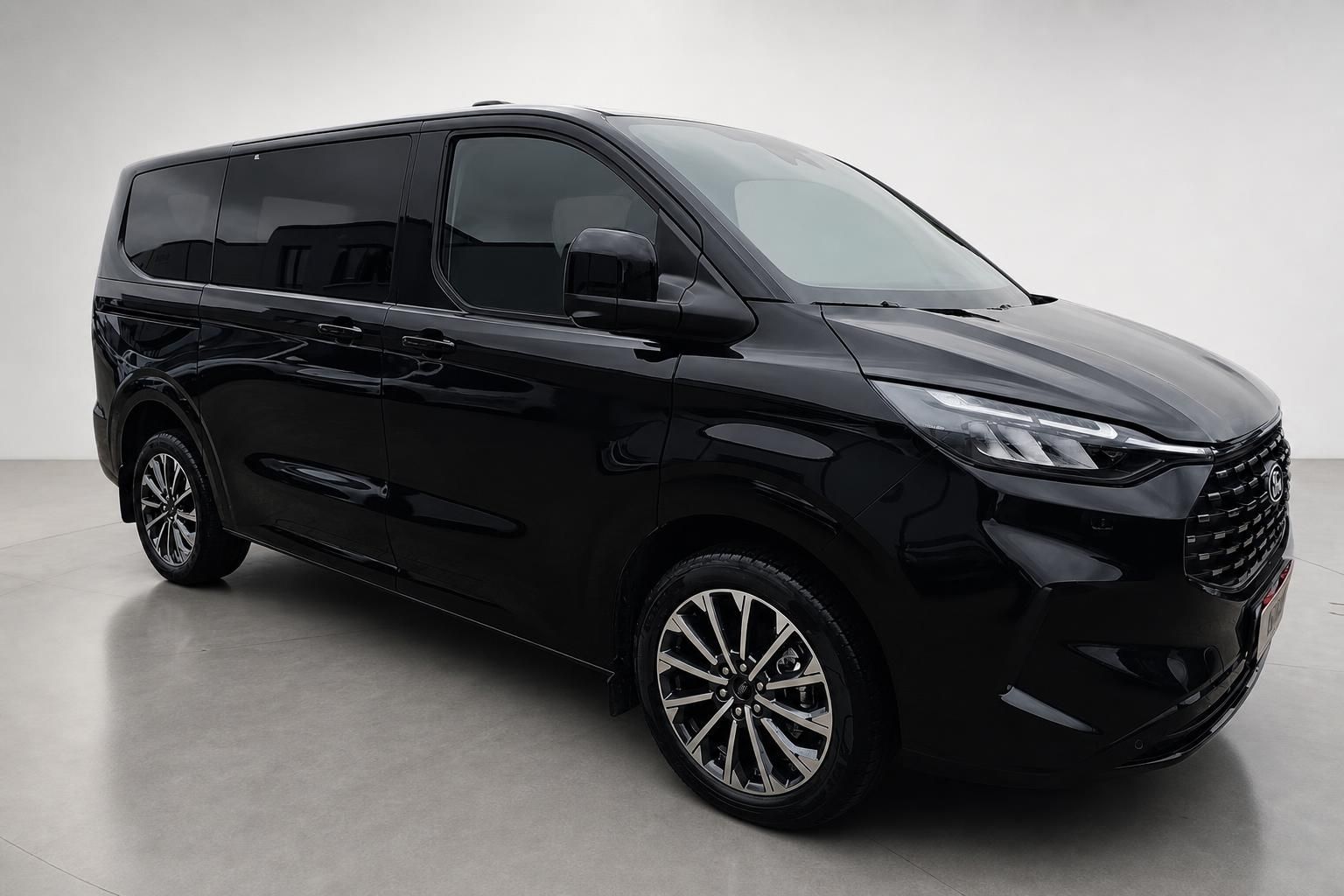 Ford Tourneo Custom schwarz Van Seitenansicht Front Neuwagen