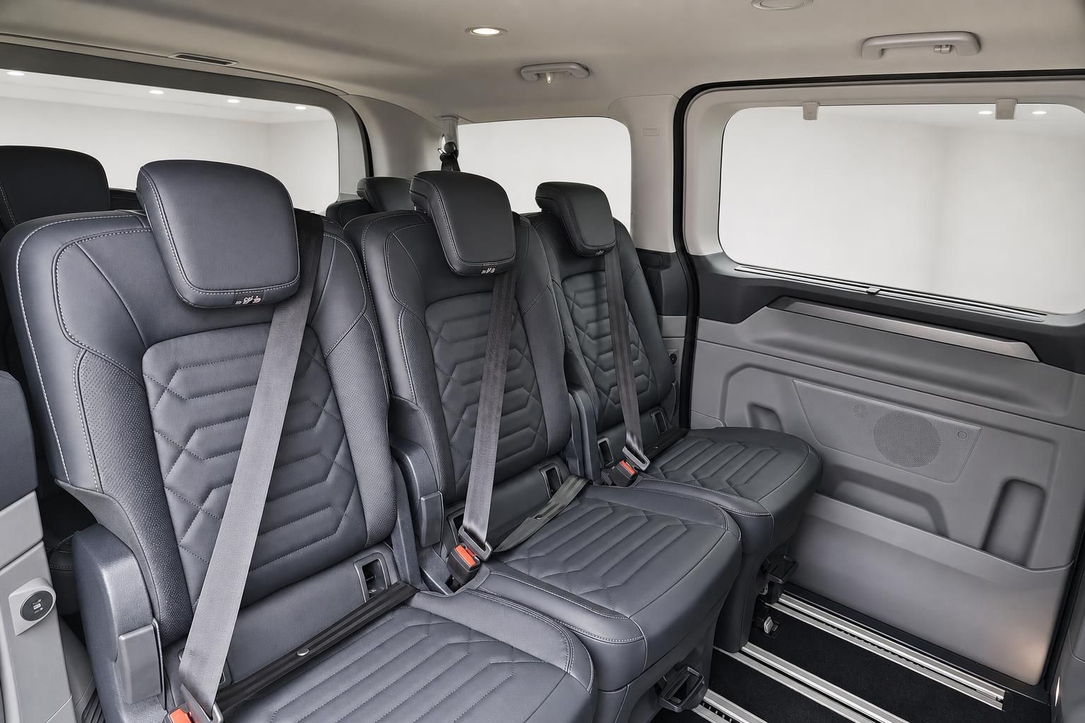 Ford Van Innenraum, Rueckbank mit Ledersitzen und Sicherheitsgurten