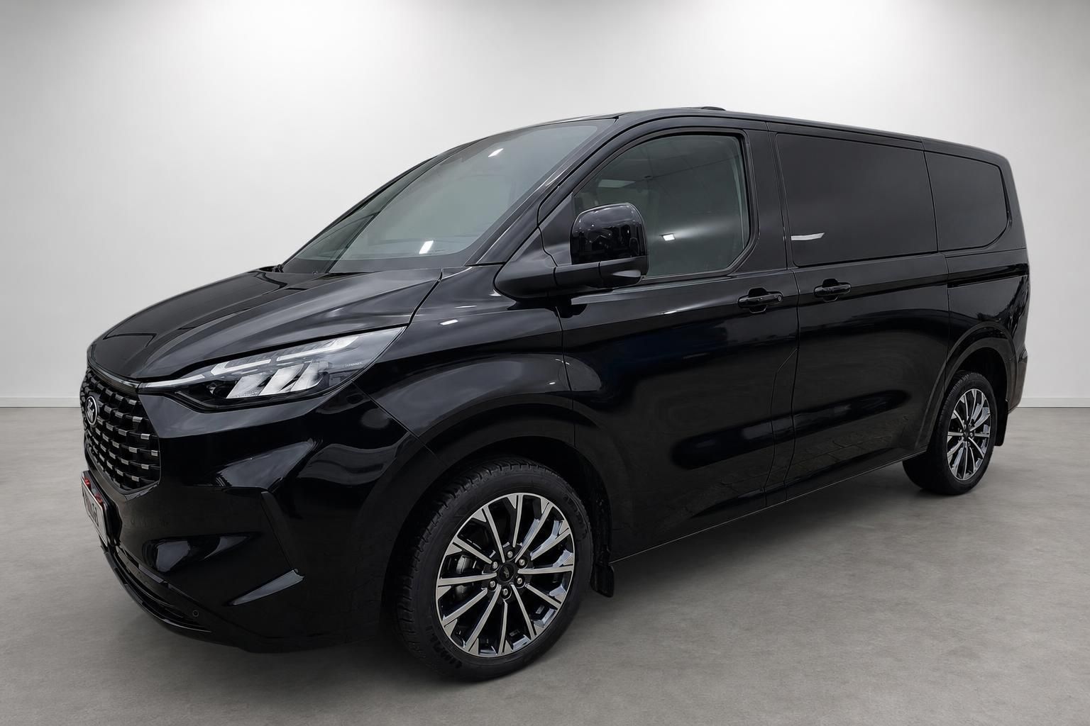 Ford Tourneo Custom schwarz Frontansicht schraeg Neuwagen
