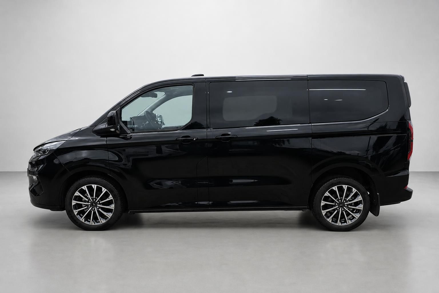 Ford Tourneo Custom schwarz Seitenansicht Van Neuwagen