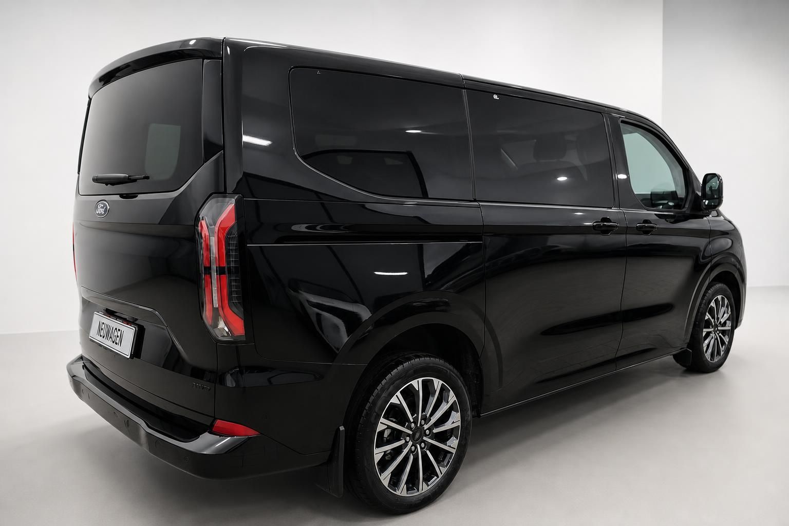Ford Tourneo Custom schwarz, Heck-Seitenansicht, Neuwagen