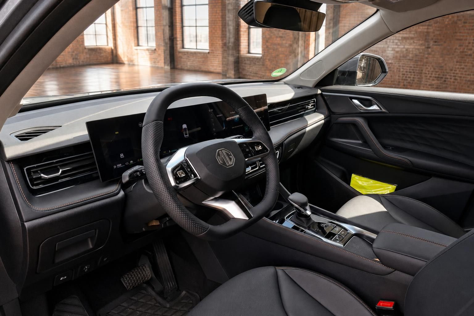 Cockpit des MG SUV mit Lenkrad und digitalem Display