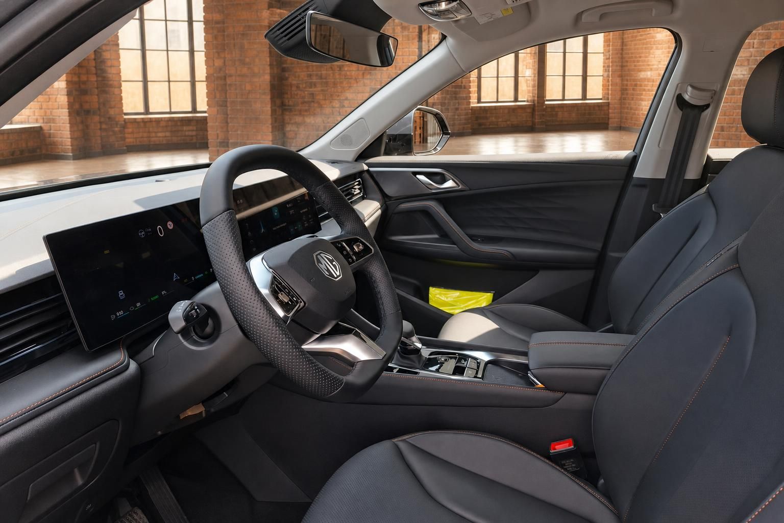 MG Innenraum mit Lederlenkrad und digitalem Cockpit im Detail