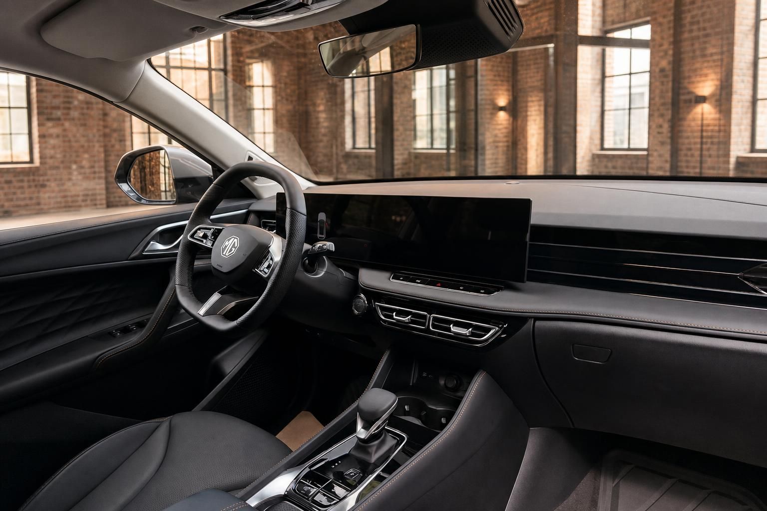 MG Cockpit mit Touchscreen und Mittelkonsole von der Fahrerseite