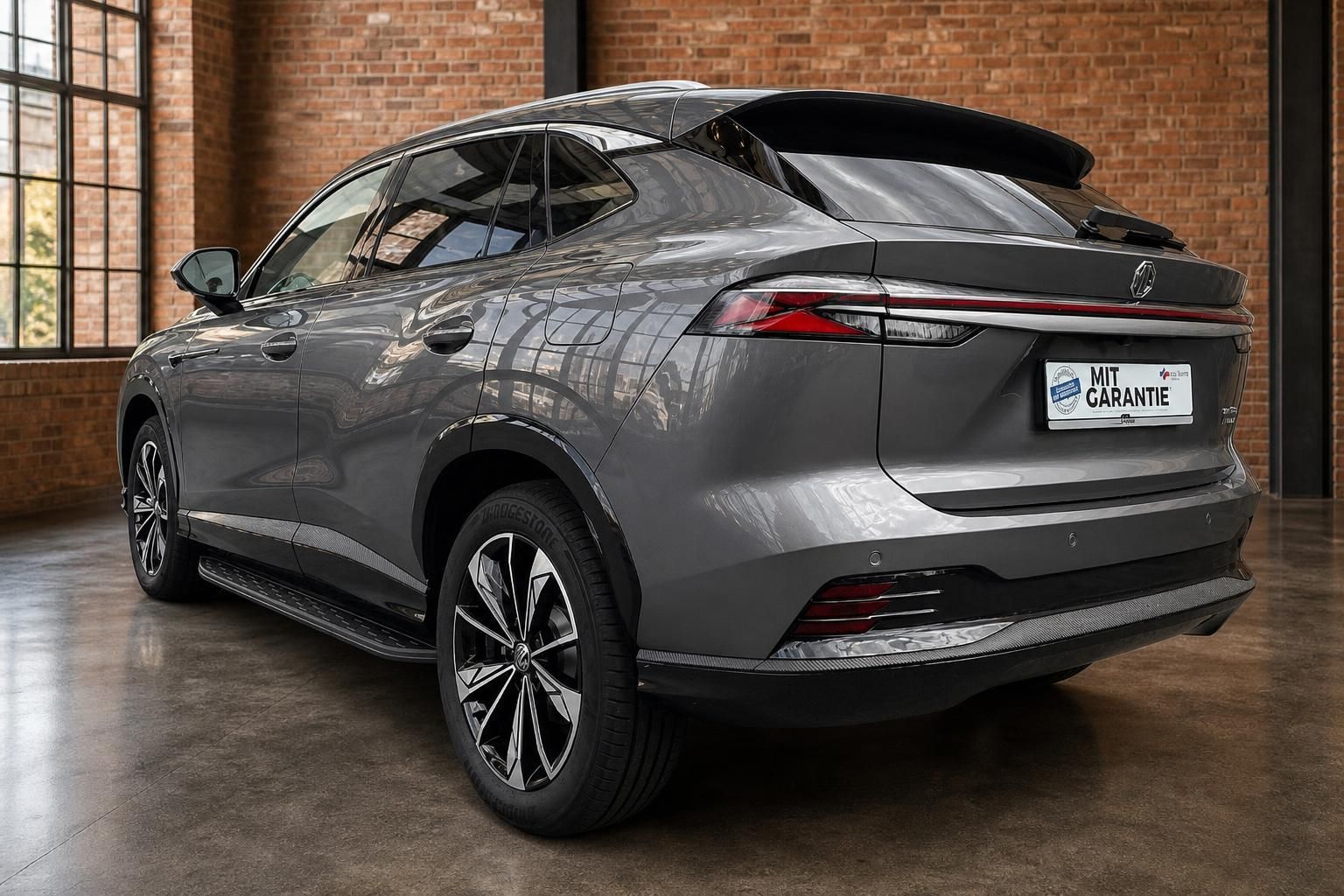 MG SUV Grau, Heckansicht schraeg mit Kennzeichenhalter