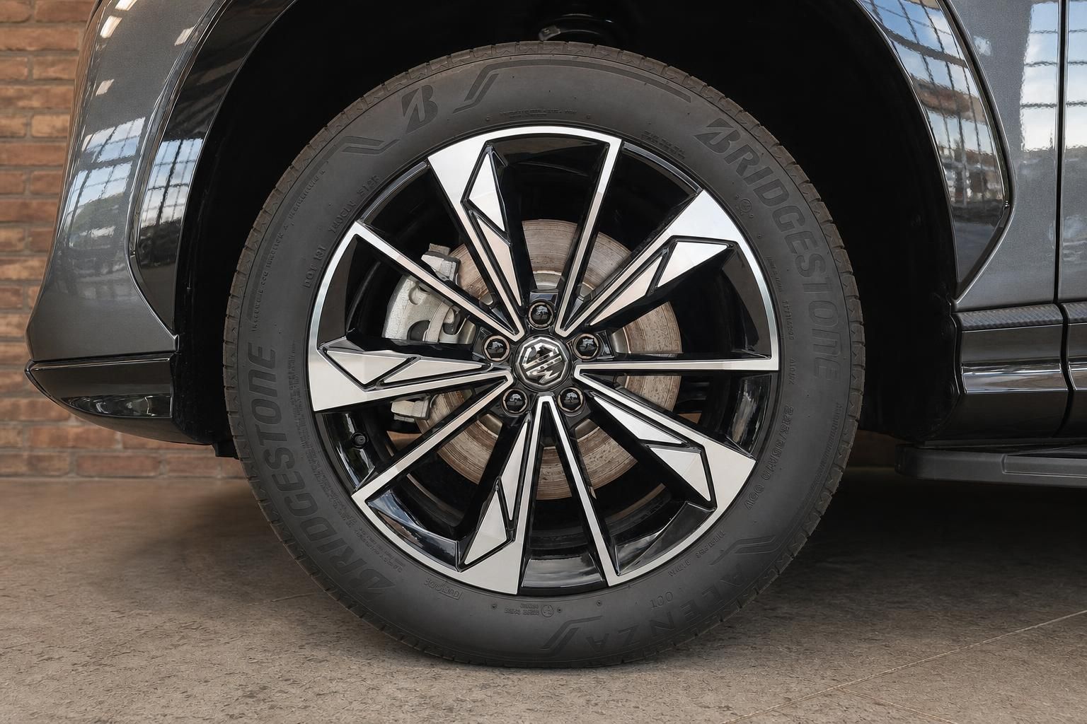 Nahaufnahme Leichtmetallfelge mit Bridgestone Reifen am MG SUV