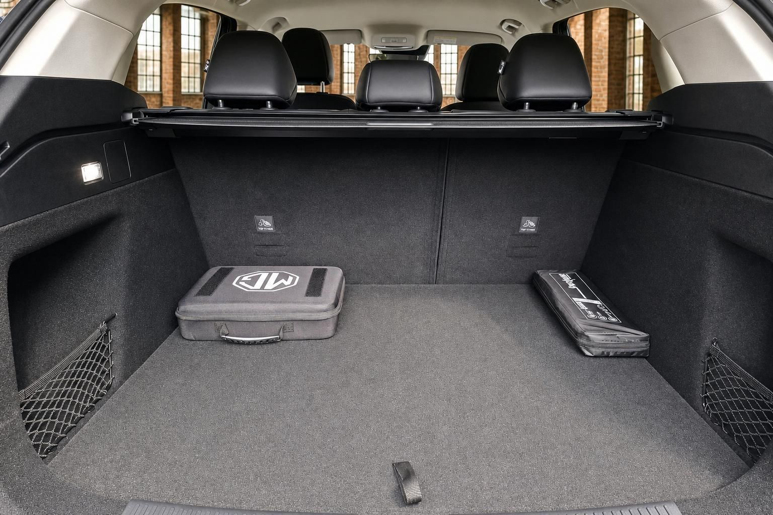 Kofferraum des MG SUV mit viel Stauraum und Zubehoertaschen