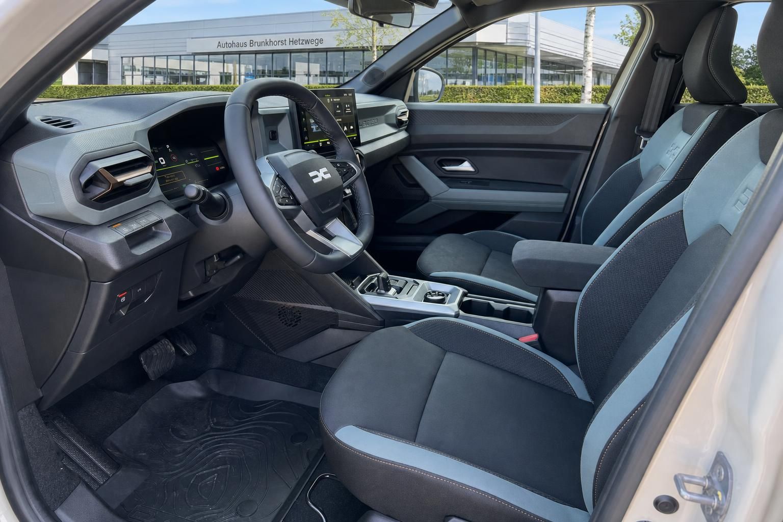 Dacia Fahrzeug Fahrersitz und Cockpit - kompletter Innenraum mit Ausstattung