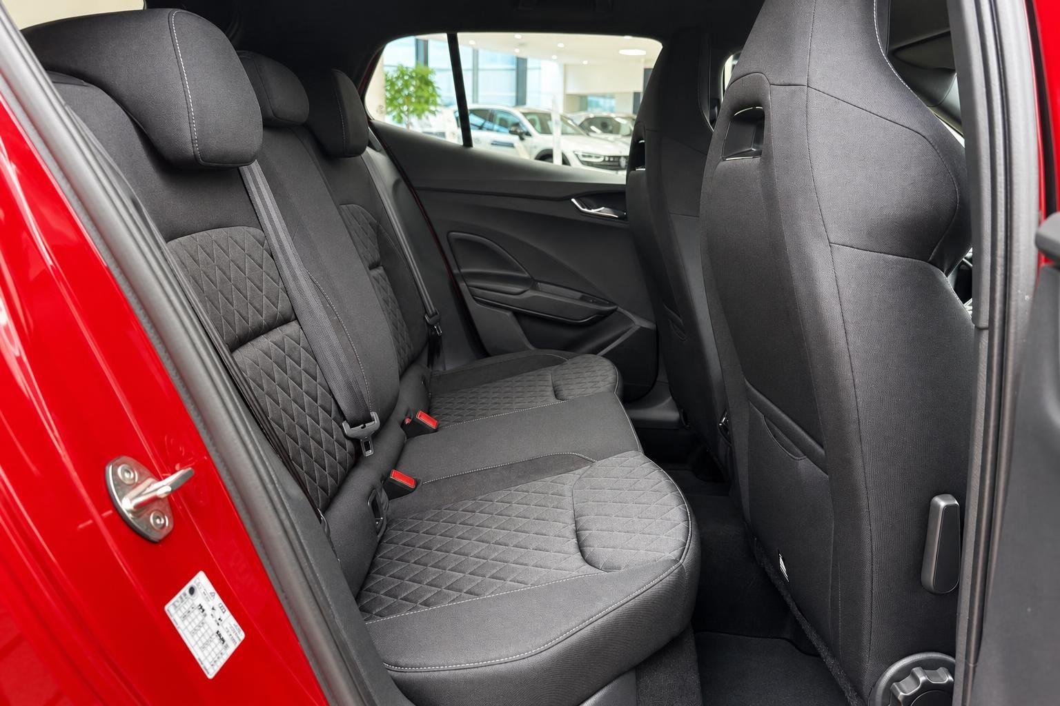 Skoda Fabia Fondsitze hinten - schwarze Polsterung mit Rautensteppung und Sicherheitsgurte