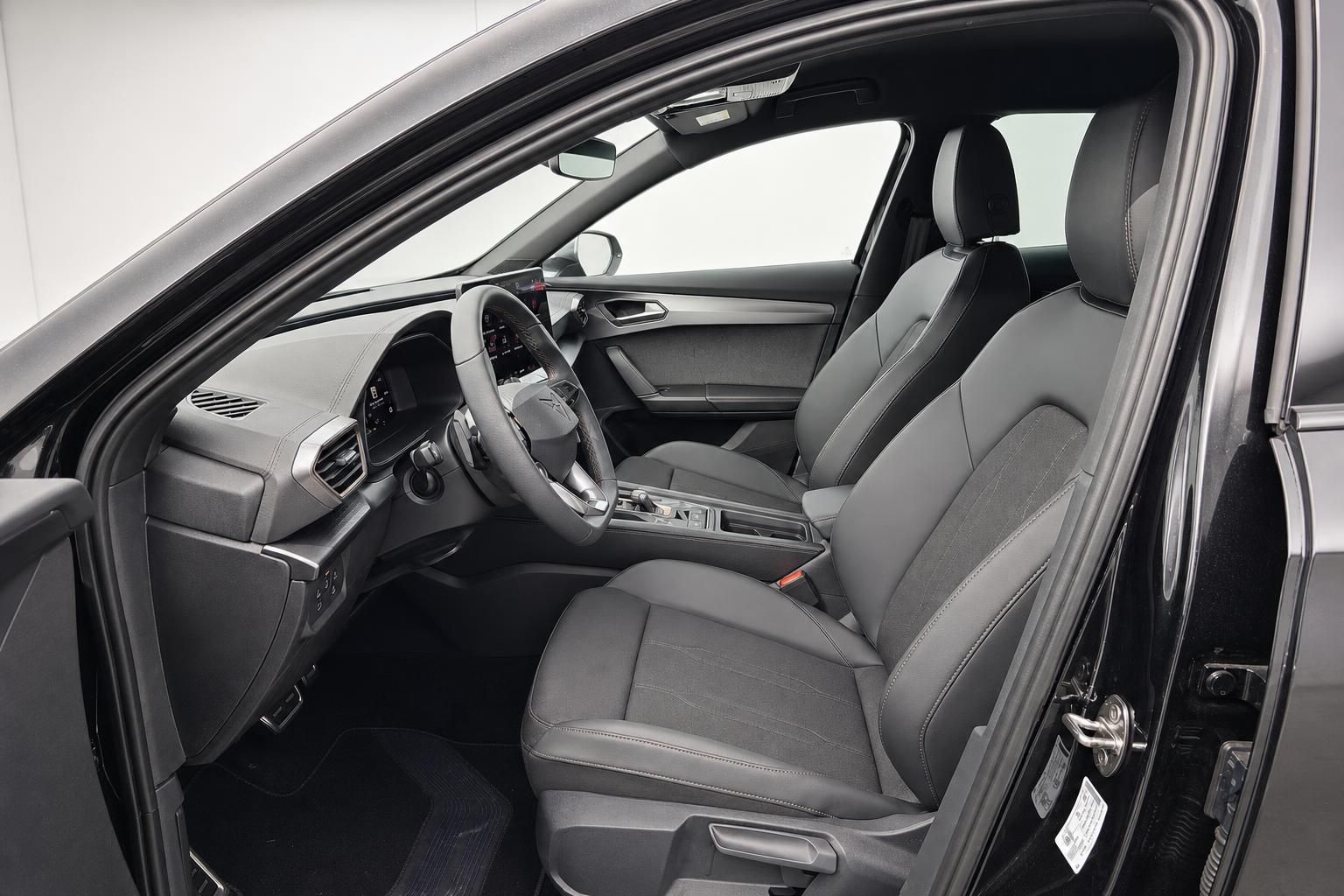 Cupra Fahrzeug Innenraum Vordersitze und Cockpit in schwarzem Leder