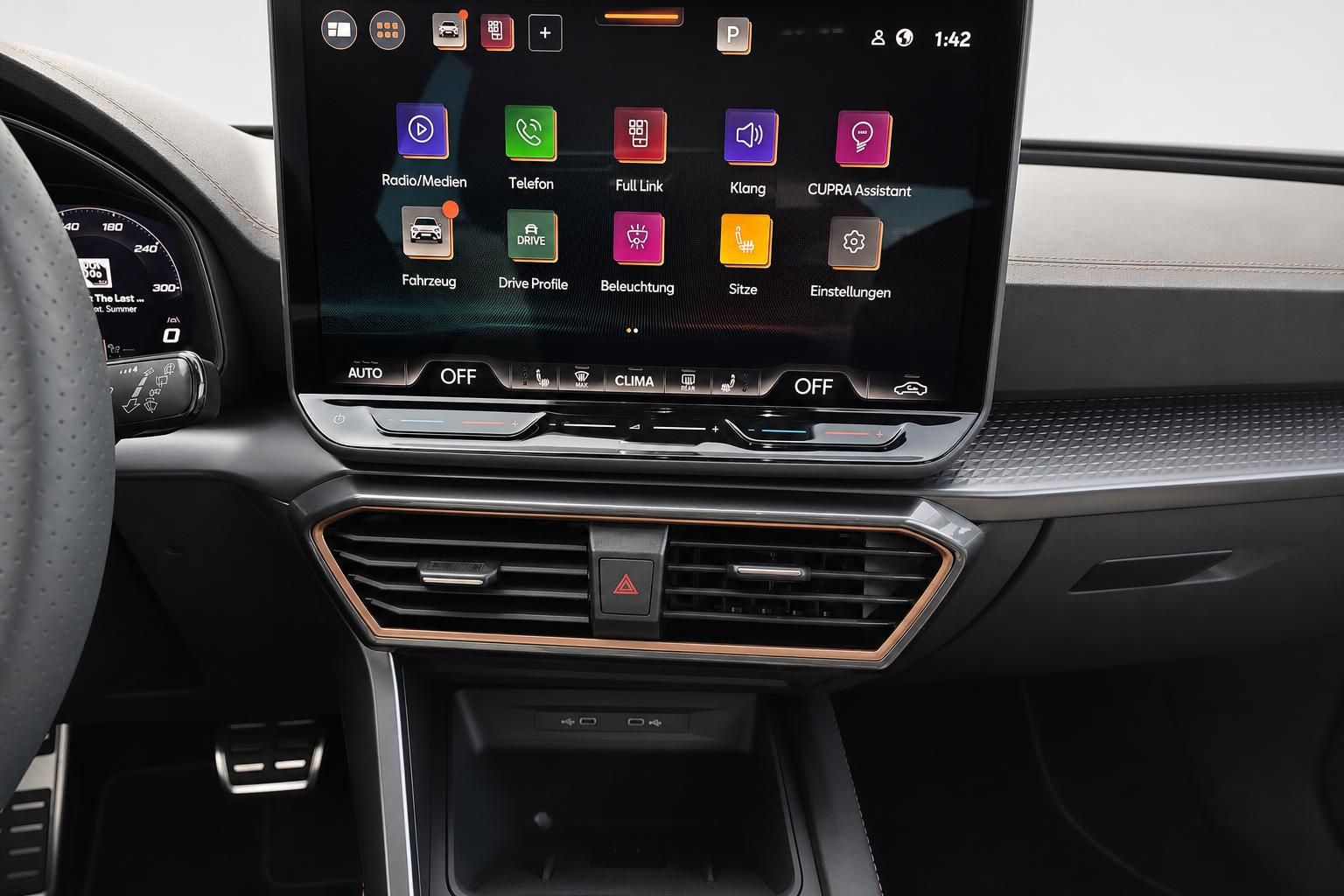 Cupra Infotainment Touchscreen mit Menü und Klimabedienung im Detail