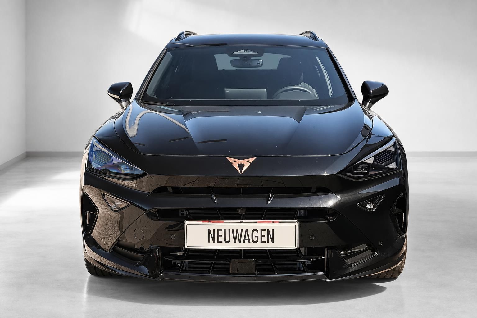 Cupra Formentor schwarz Frontansicht mit Kupferdetails im Studio